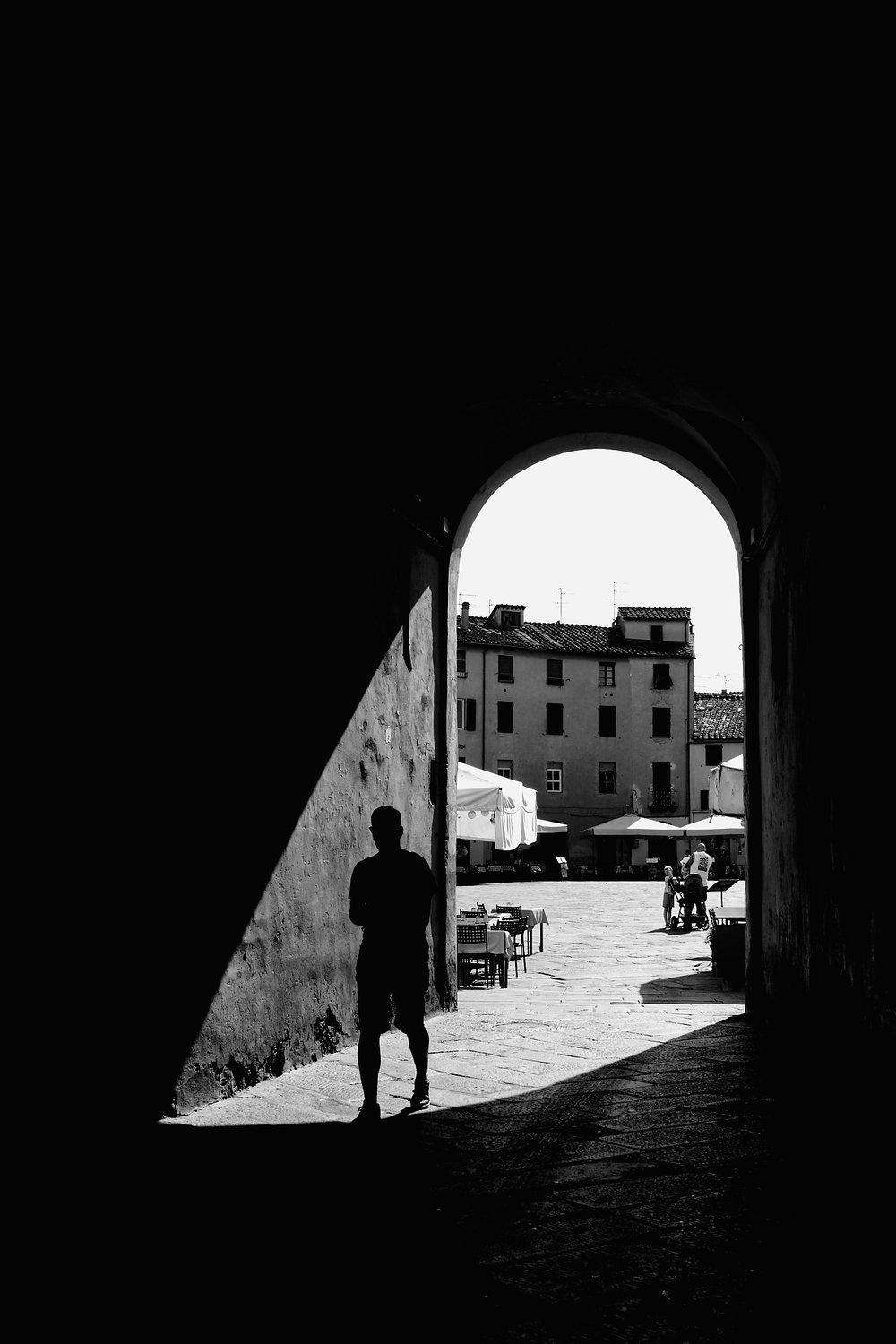 Passage voûté et silhouette — Light as Structure